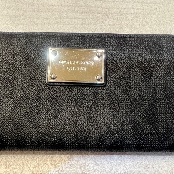 Michael Kors Wallet in excellent condition! - Picture 2 of 8